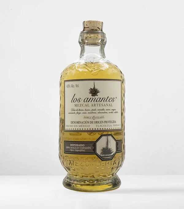 Botella de Mezcal Los Amantes Reposado, 700 ml