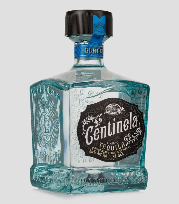 Botella de Tequila Centinela Blanco, 750 ml