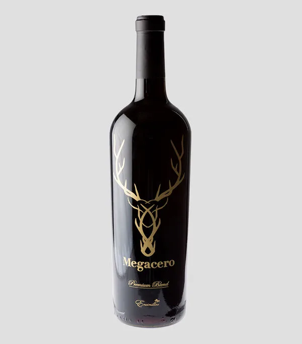 Botella de Vino tinto merlot Megacero Premium Blend, México, 750 ml