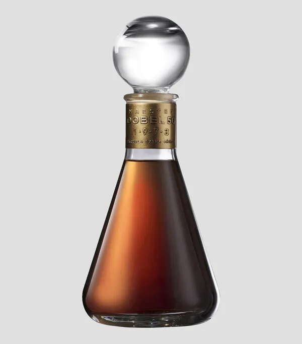 Botella de Tequila Maestro Dobel 50 Extra Anejo 1973, 750 ml
