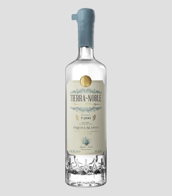 Botella de Tequila blanco Tierra Noble, 750 ml