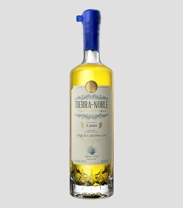 Botella de Tequila reposado Tierra Noble, 750 ml