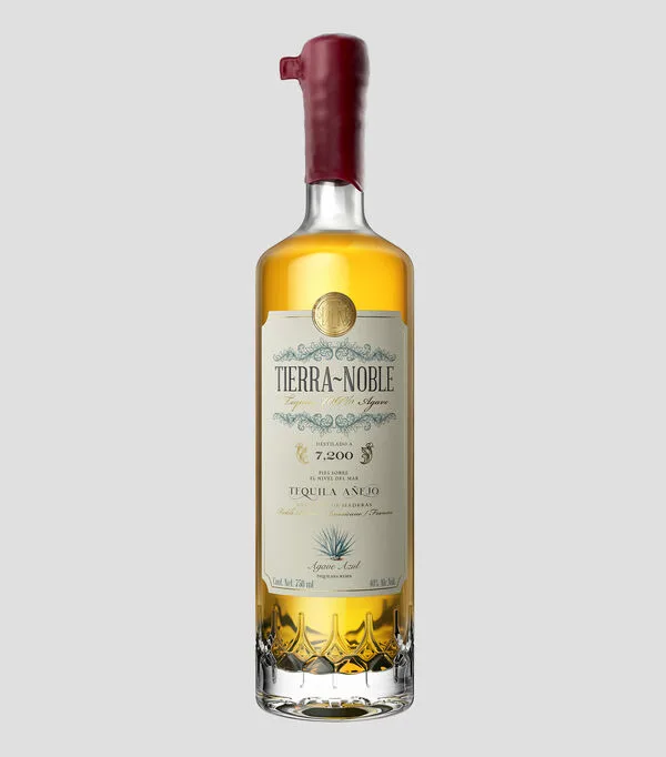 Botella de Tequila Anejo Tierra Noble, 750 ml