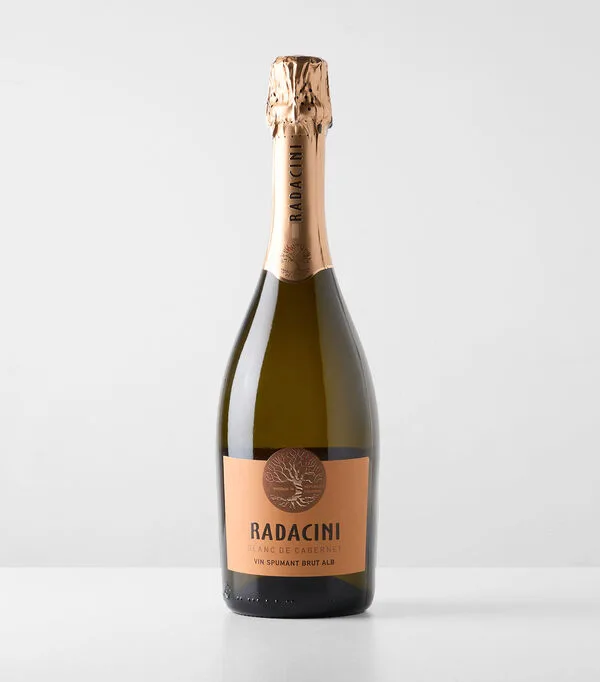 Botella de Vino espumoso Cabernet Sauvignon Radacini Blanc de Cabernet, Moldavia, 750 ml