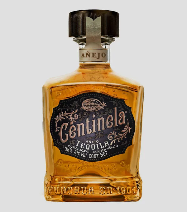 Botella de Tequila Centinela Añejo, 750 ml