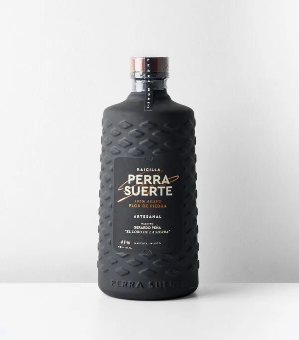 Botella de Raicilla Perra Suerte Flor de Piedra, 700 ml